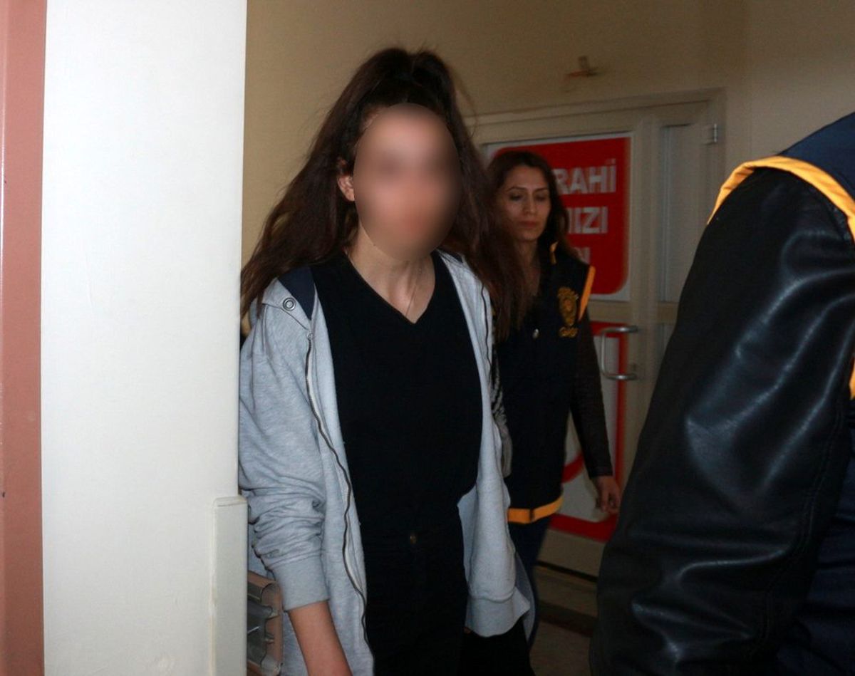 Babasını öldüren genç kız tutuklandı