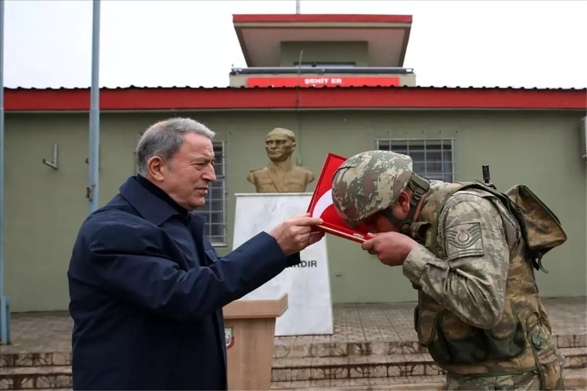 Bakan Akar, İngiltere Savunma Bakanı Wallace ile sınır hattını ziyaret etti