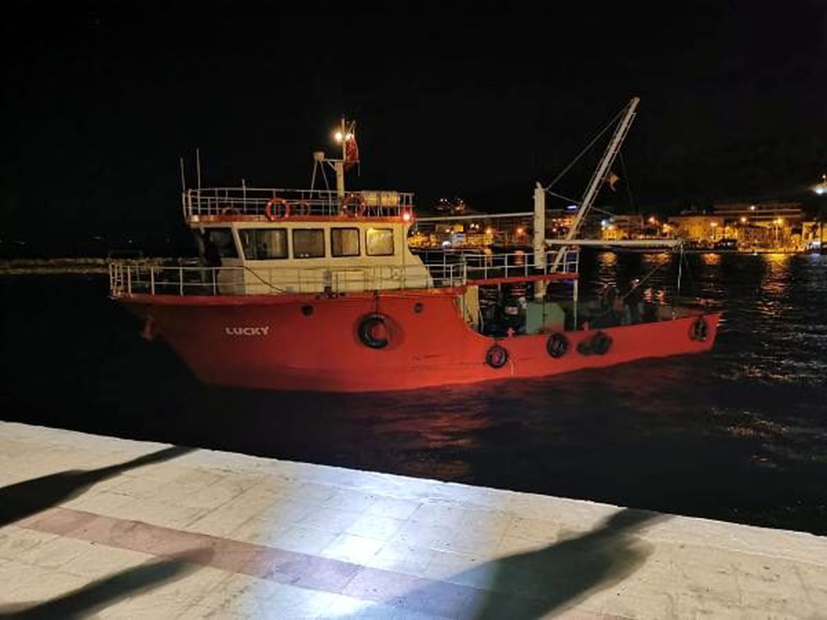 Balıkçı teknesinde 125 göçmen yakalandı