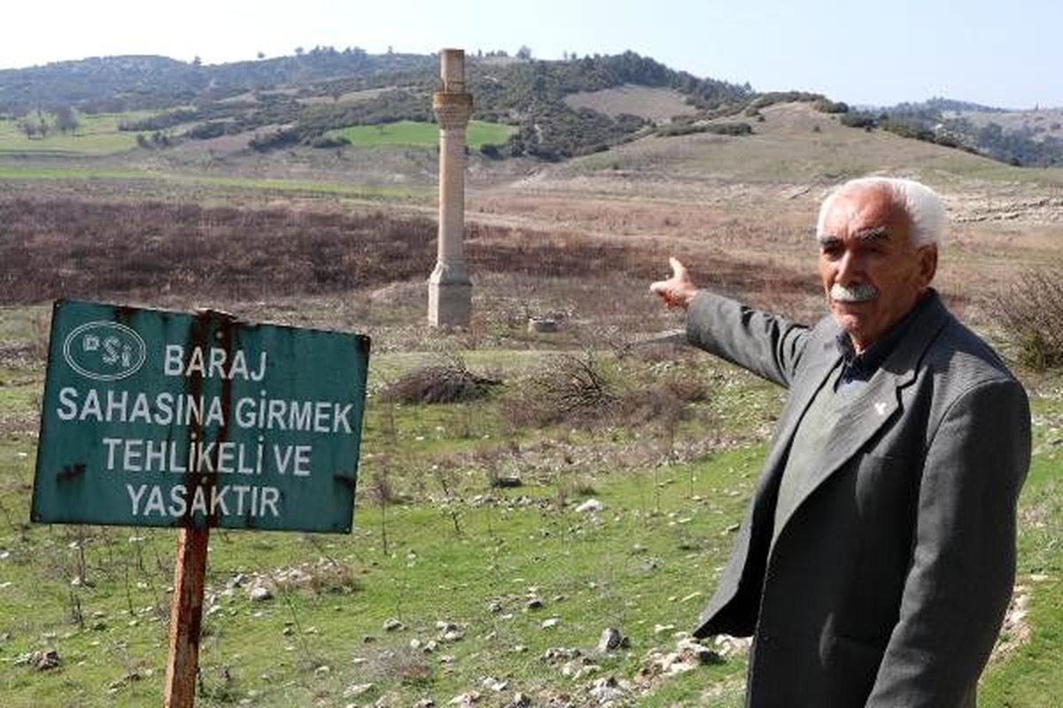 Baraj suyu çekildi, minare ortaya çıktı