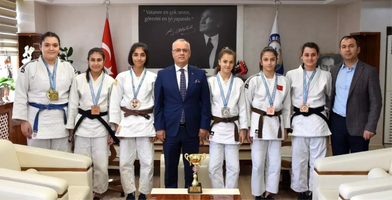 Başkan Kayda, başarılı judocuları ağırladı