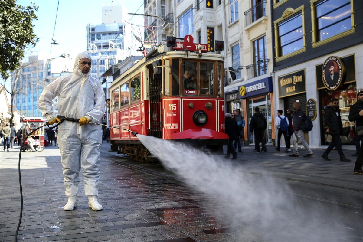 Beyoğlu\'nda dezenfeksiyon çalışmaları sürüyor