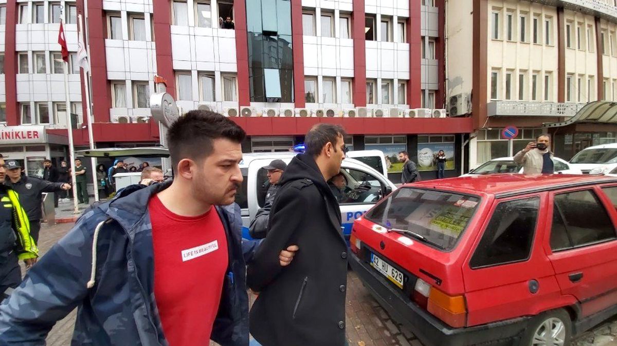 Boşanma aşamasındaki eşini çalıştığı hastanede vurarak öldürdü