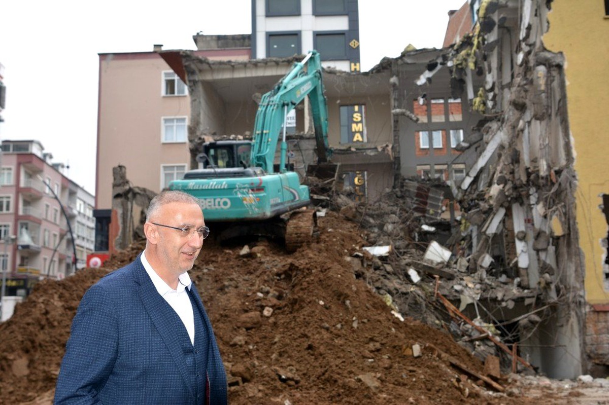 Bulancak\'ta yeni belediye binası ve kent meydanı projesi kapsamında eski hükümet konağı binasının...