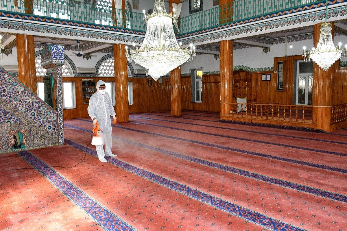 Camilerde cuma namazı öncesi "korona virüs" önlemi