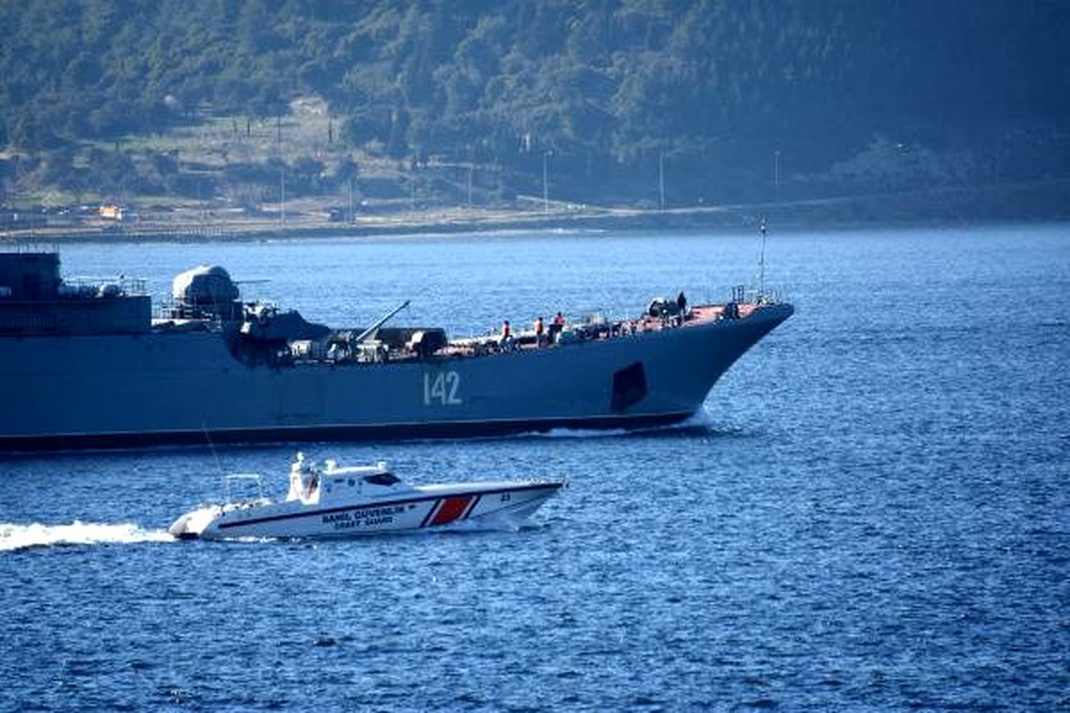 Çanakkale Boğazı\'ndan geçen Rus savaş gemisine, Sahil Güvenlik\'ten yakın takip