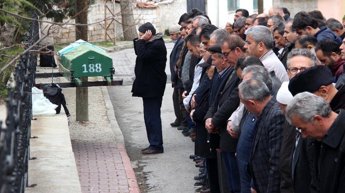 Cinayete kurban giden kadın son yolculuğuna uğurlandı