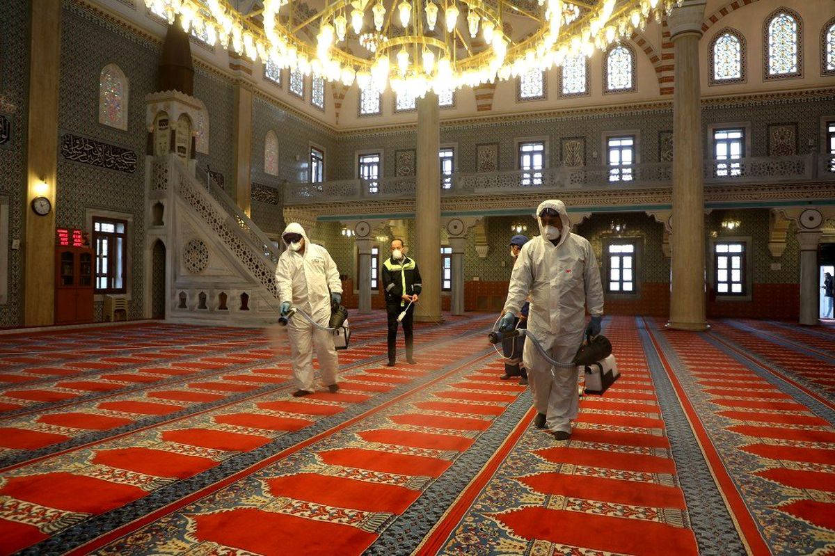 Cuma namazı öncesinde camiler dezenfekte edildi