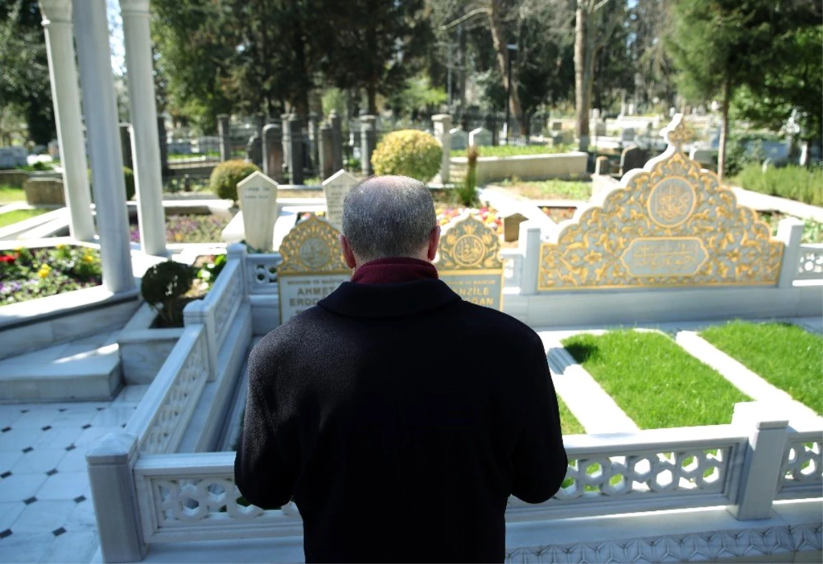 Cumhurbaşkanı Erdoğan, Karacaahmet Mezarlığı\'ndaki aile kabristanını ziyaret etti