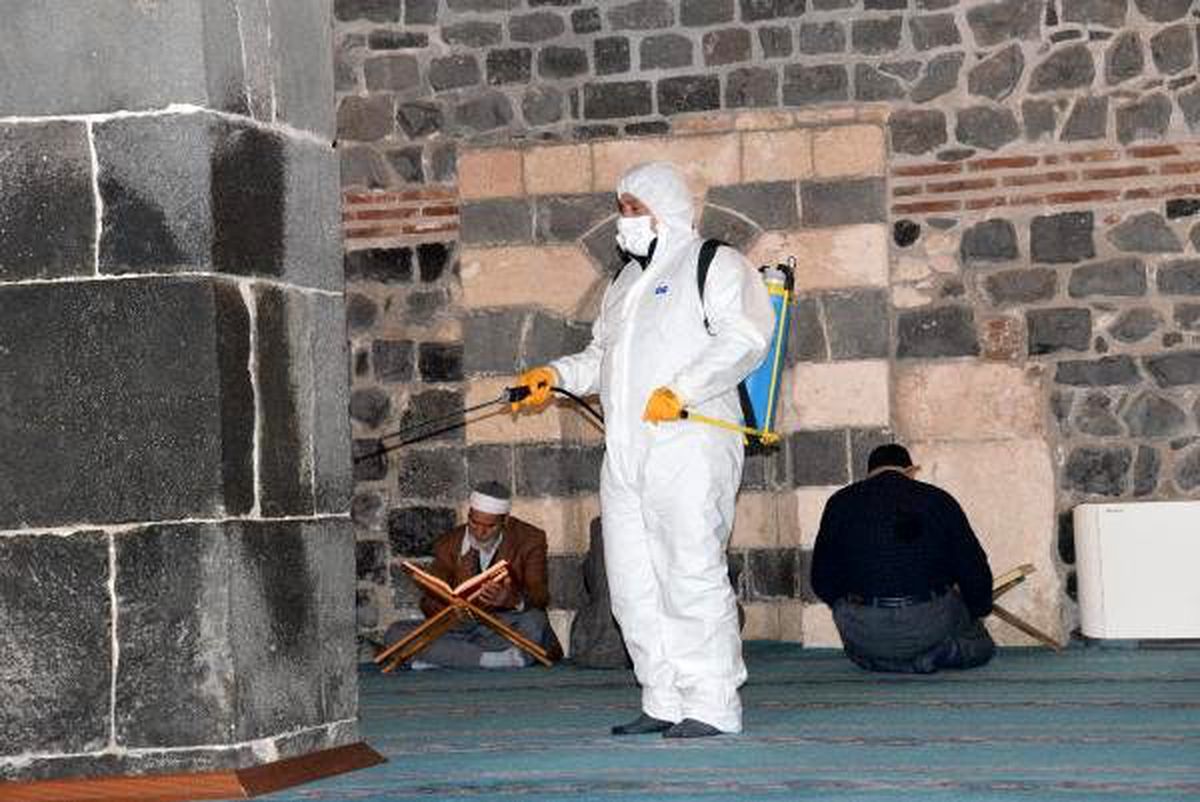 Diyarbakır\'da, camilerde \'koronavirüs\' temizliği