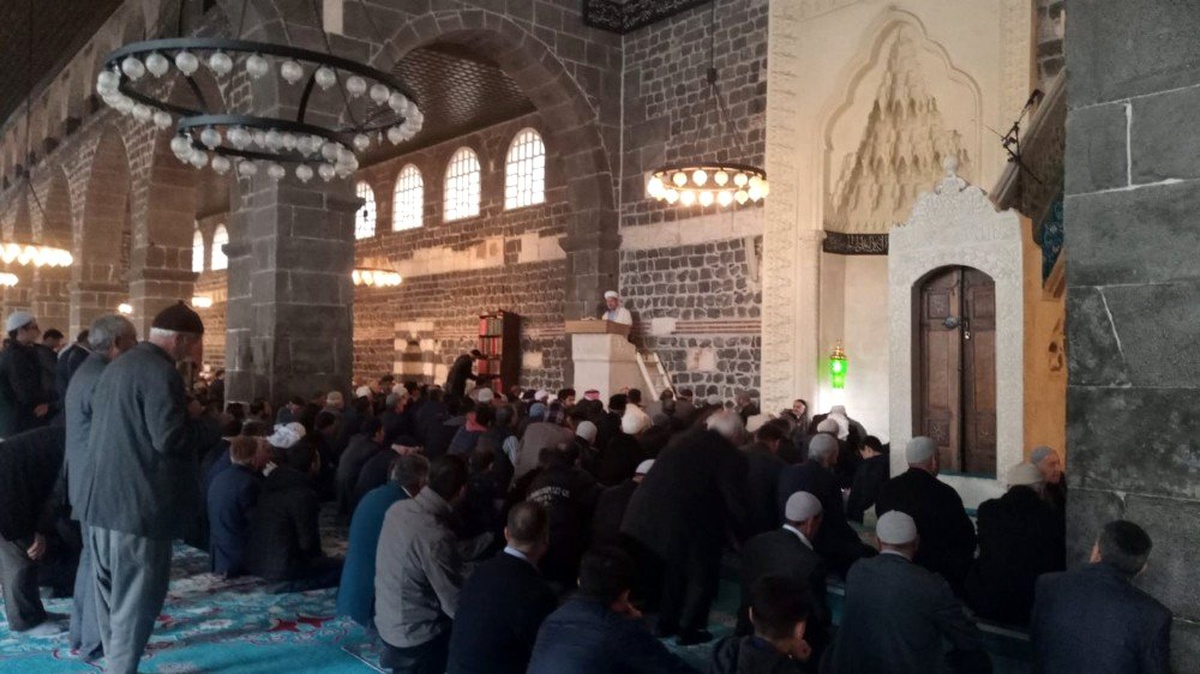 Diyarbakır\'da cuma namazında cemaate korona virüsü uyarısı