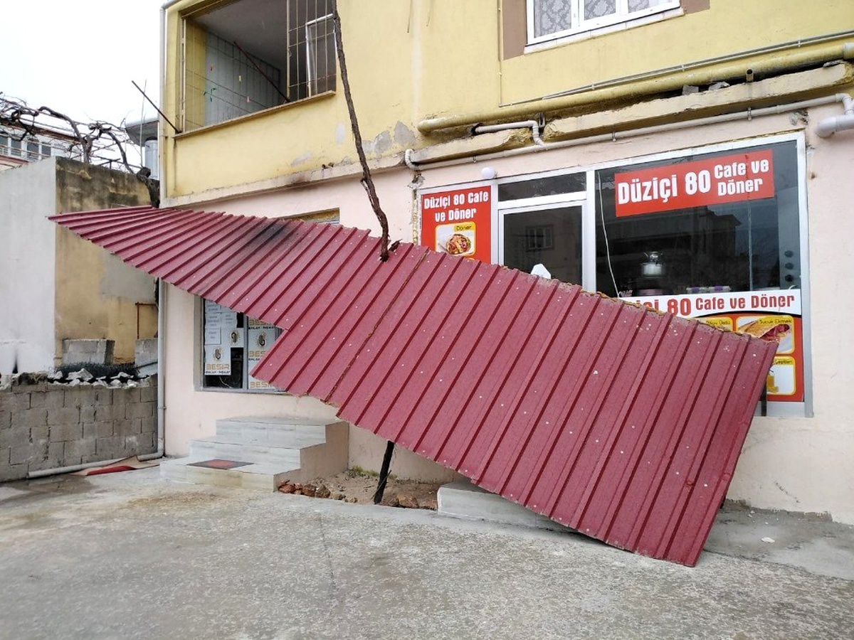 Düziçi\'nde fırtına çatıları uçurdu