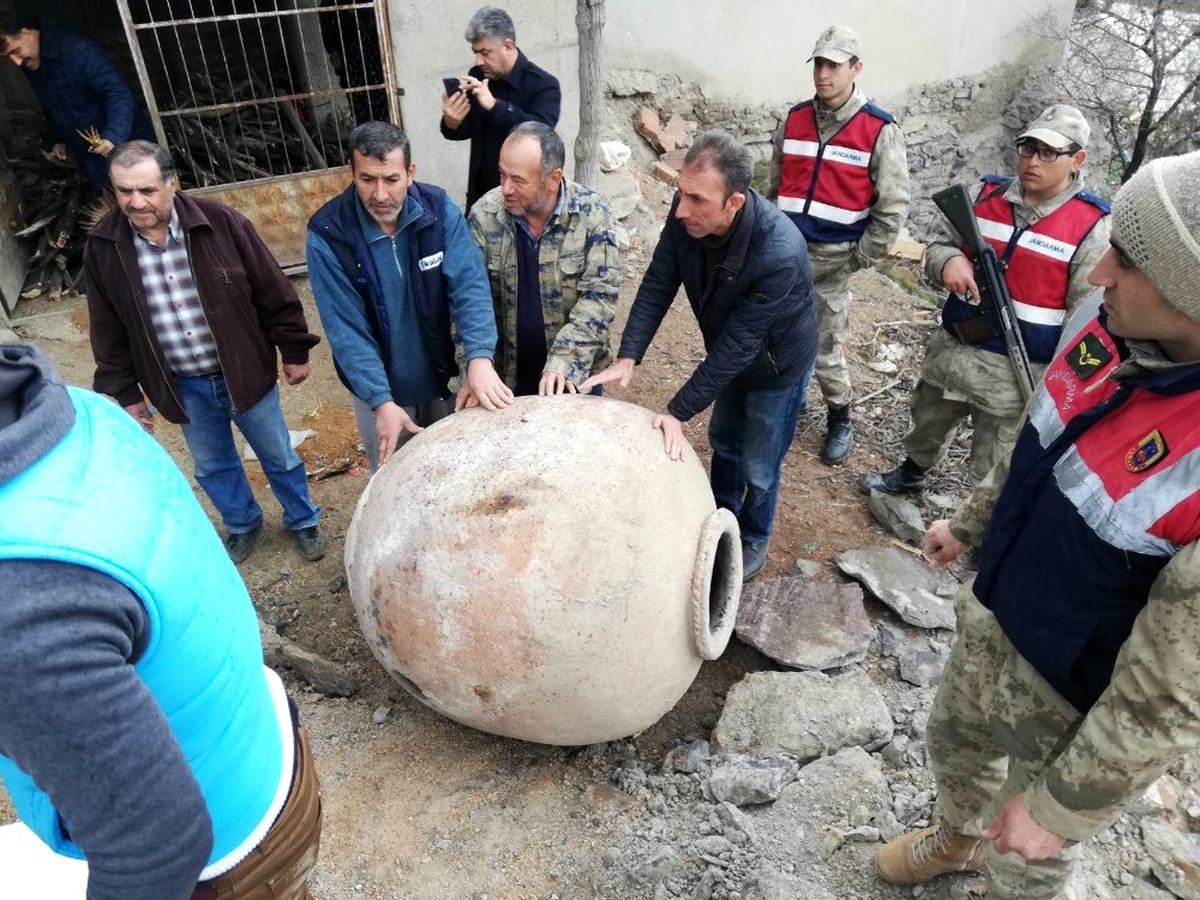 Elazığ\'da yıkılacak evden 700 yıllık "Tahıl Küpleri" çıktı