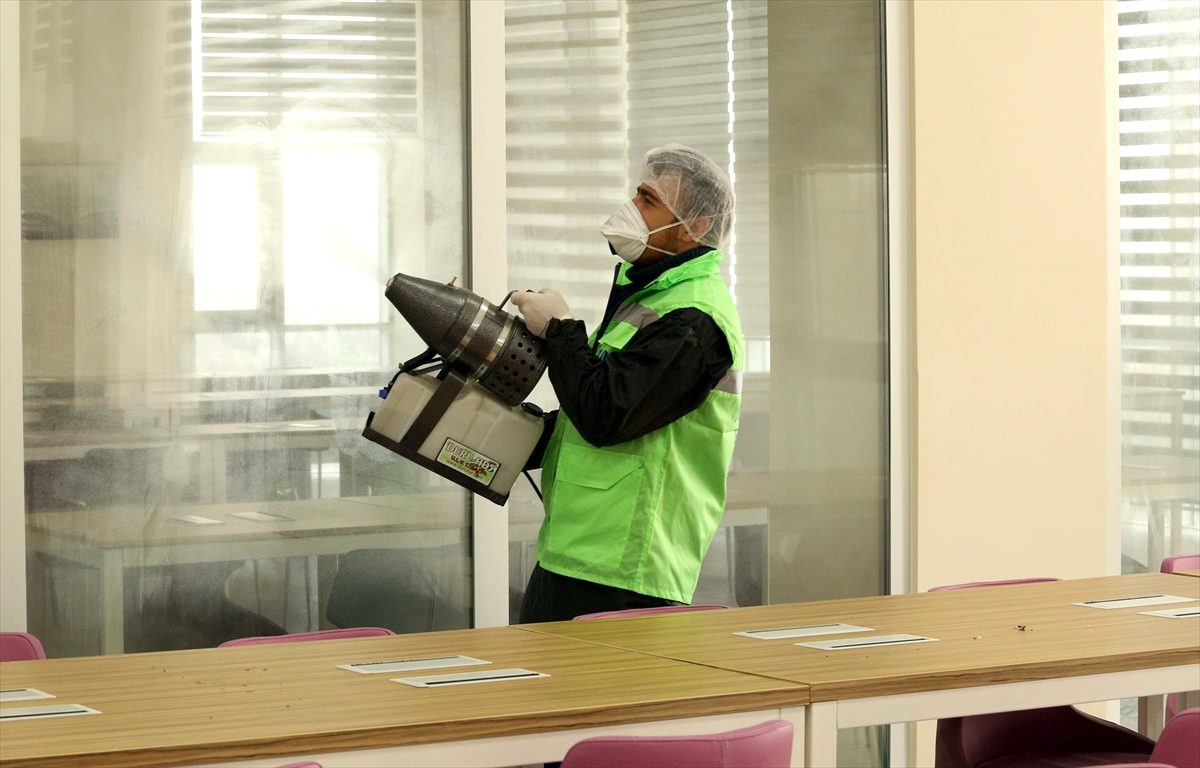 Erzurum\'da koronavirüse karşı topluma açık alanlar ilaçlandı