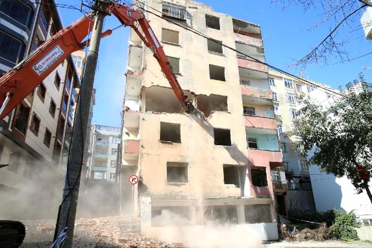 Esenlerde ağır hasarlı 7 katlı bina kontrollü şekilde yıkıldı