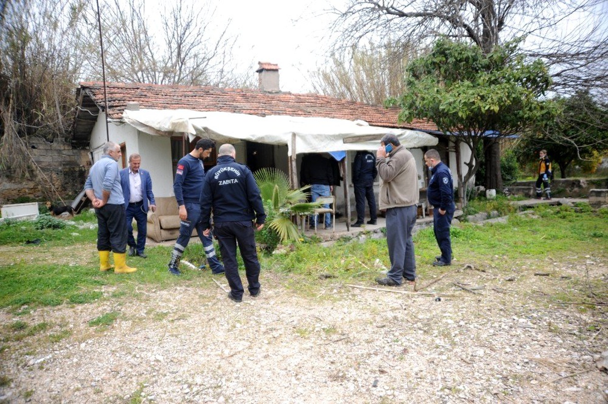 Evde bakım hizmeti için geldikleri evde yaşlı adamın cesediyle karşılaştılar