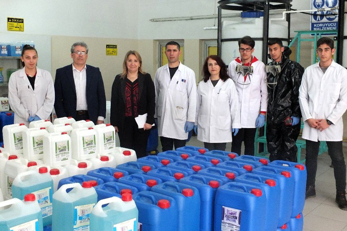 Fabrika gibi okulda 12 çeşit temizlik malzemesi üretiliyor
