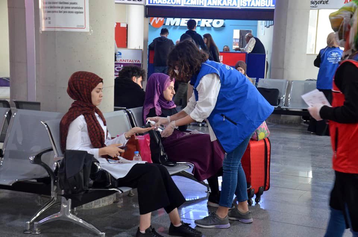 Gençler otogarda el dezenfektan uygulaması yaptı