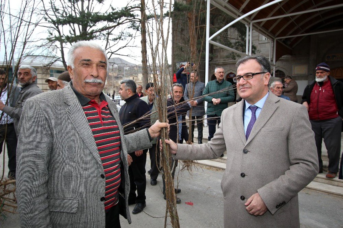 Hacılar Belediyesi\'nden meyve fidanı dağıtımı