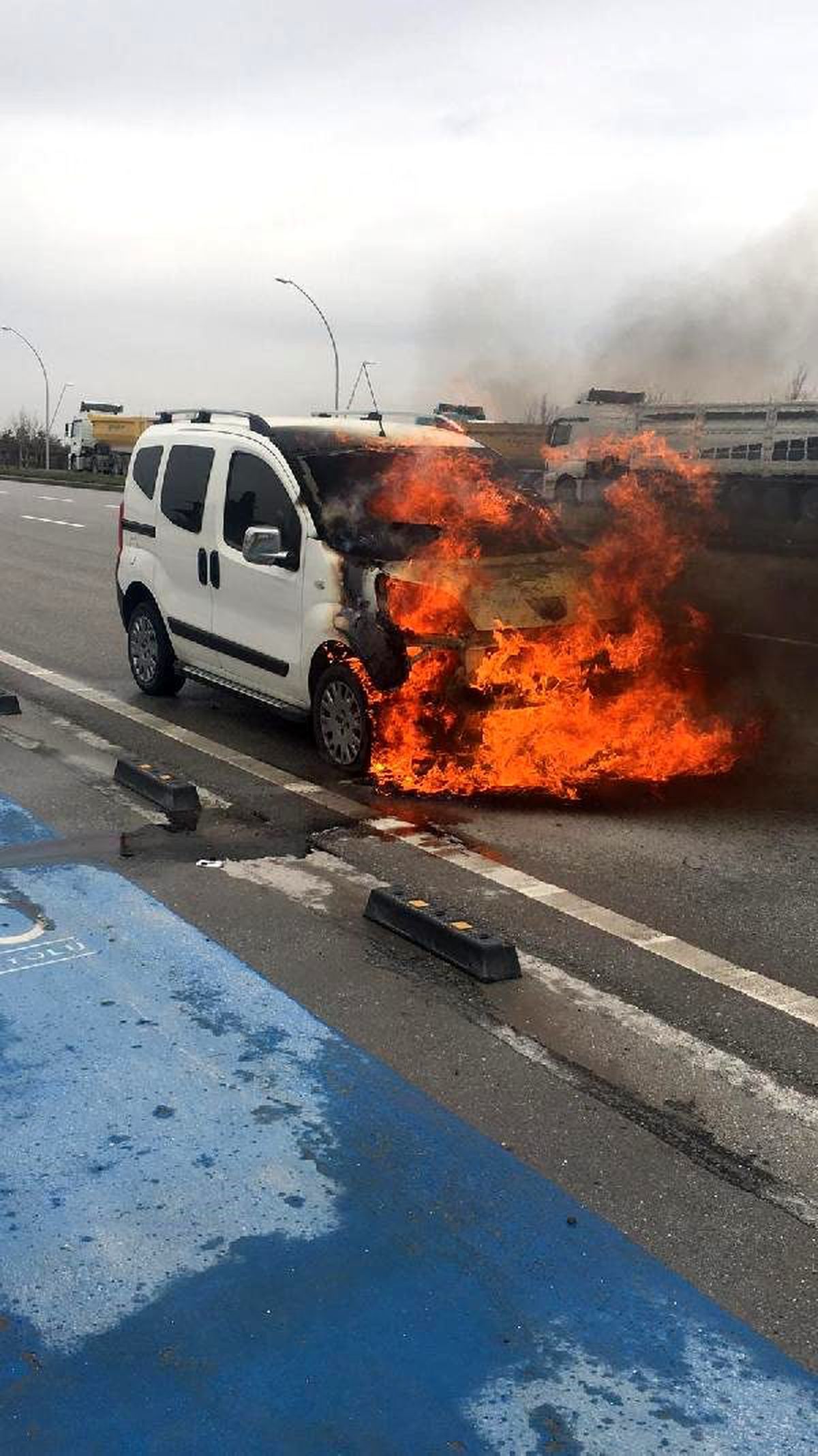 Hafif ticari araç alev alev yandı