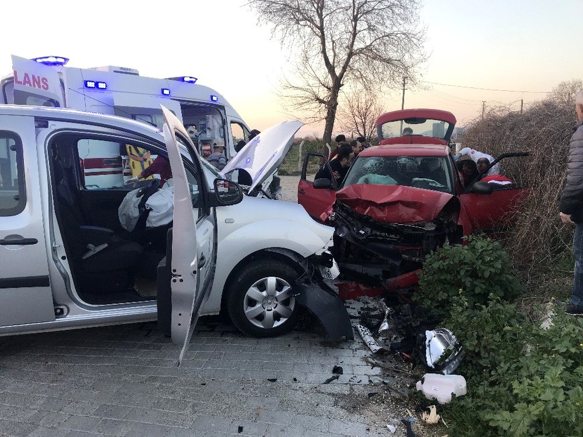 İki otomobil kafa kafaya çarpıştı; 1\'i ağır 4 kişi yaralandı