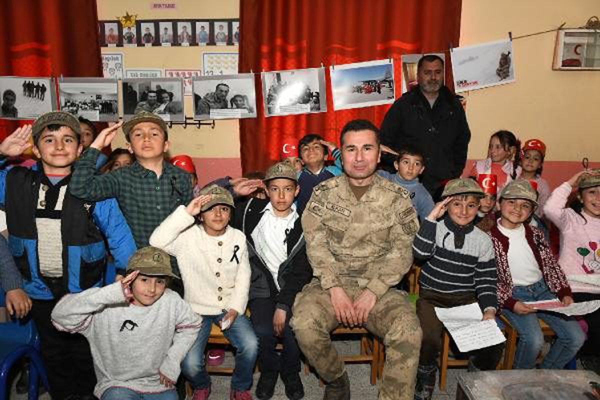 İlkokul öğrencileri çığ şehitleri için sergi açıp, anma programı düzenledi