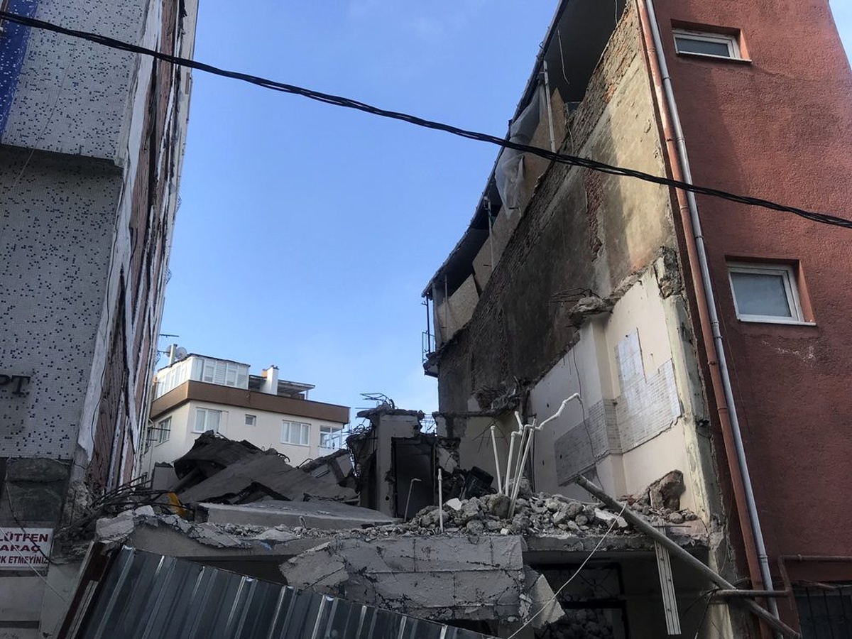 İnşaatta yıkım çalışması sırasında beton blok düştü, iki işçi yaralandı