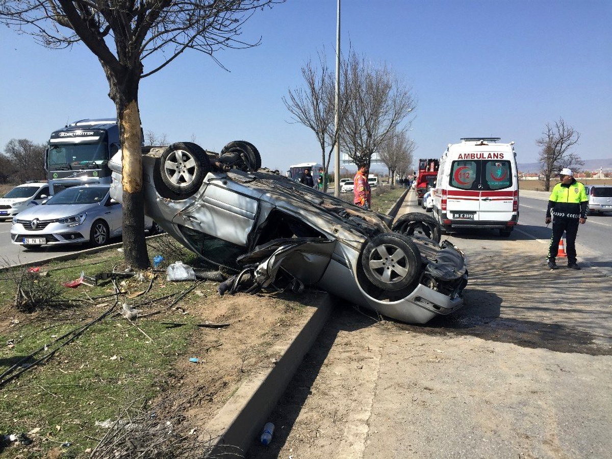 İş makinesine çarpan otomobil takla attı: 1 ölü