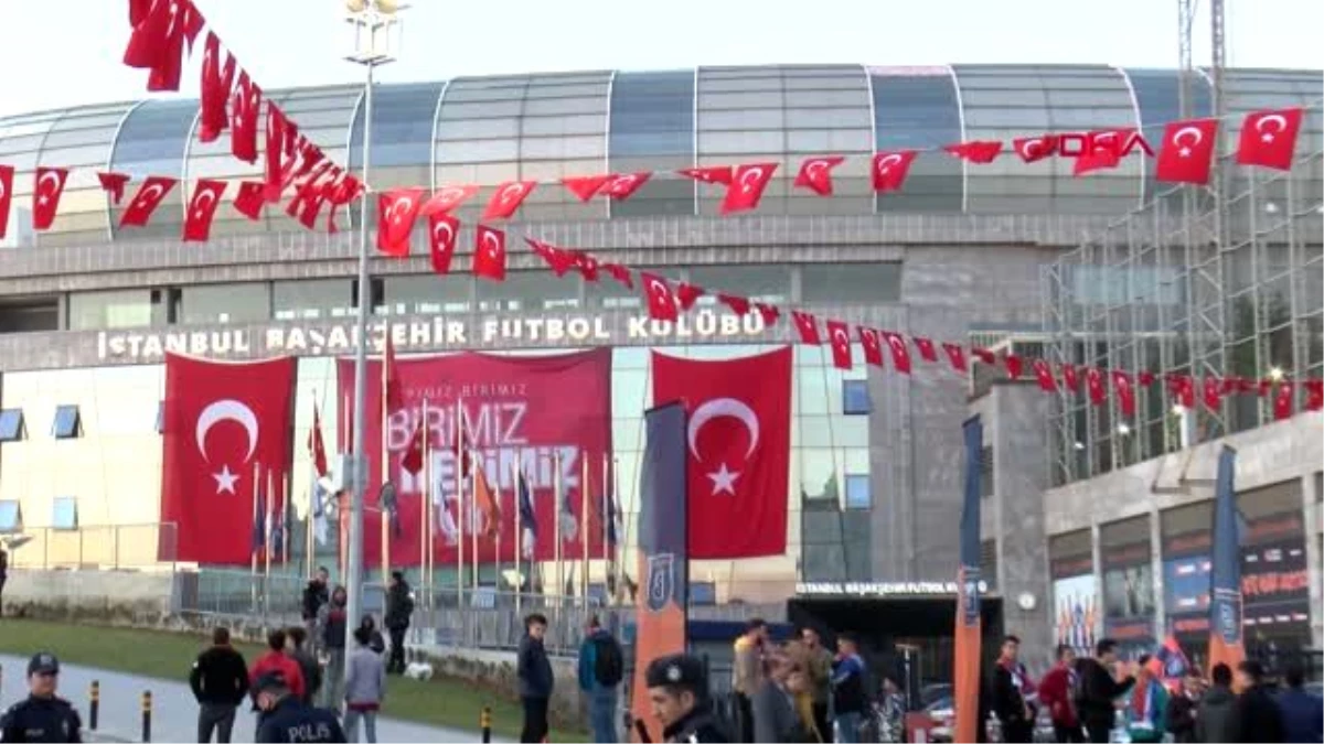 İSTANBUL Son kez seyircili oynanan maçta Başakşehir\'e Türkiye\'nin her yerinden destek geldi