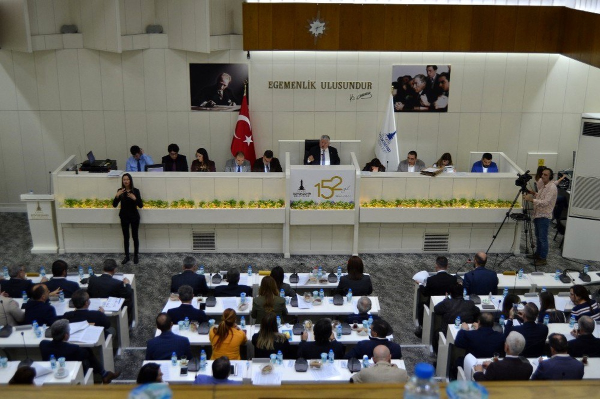 İzmir Büyükşehir Belediye Meclisinde arazi planı değişikliği tartışması