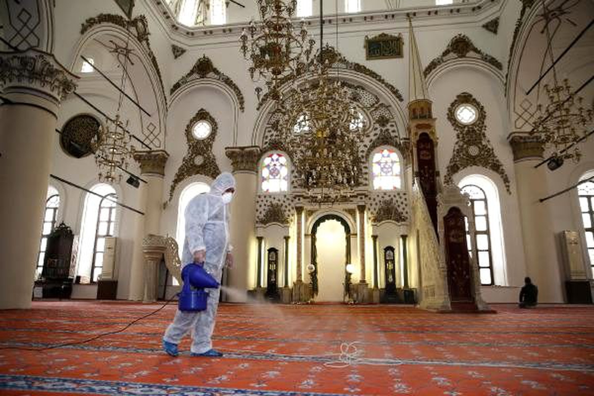 İzmir\'de camiler, cuma namazı öncesi dezenfekte edildi