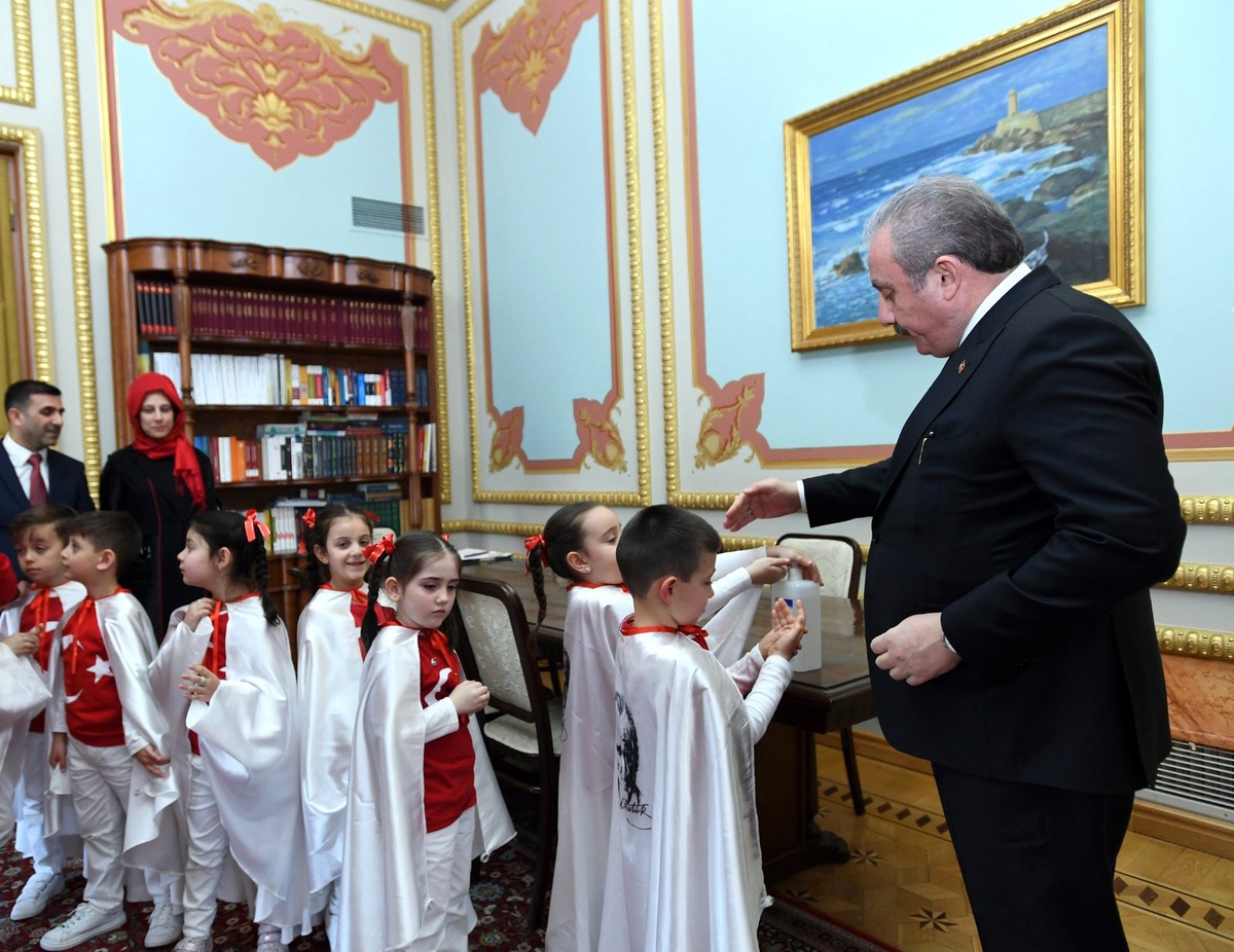 İzmirli Miniklerden TBMM Başkanı Şentop\'a Sürpriz ve Anlamlı Ziyaret
