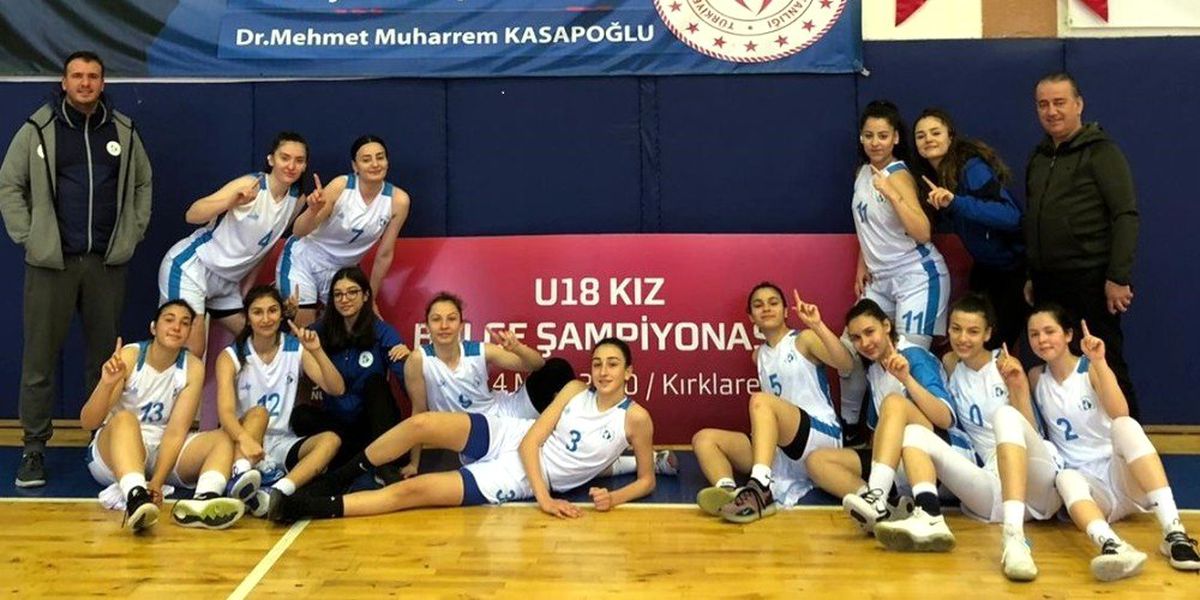 İzmit\'e kupayı U-18\'li kızlar getirdi