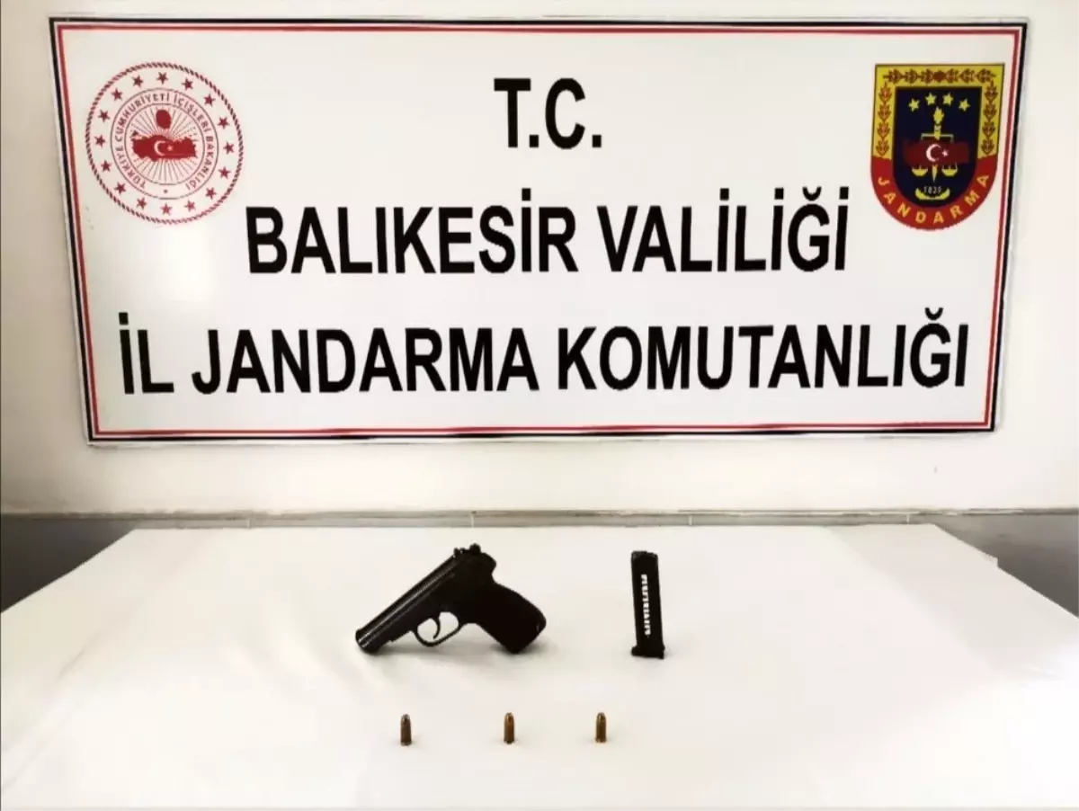 Jandarma ekiplerini görünce silahını tarlaya attı