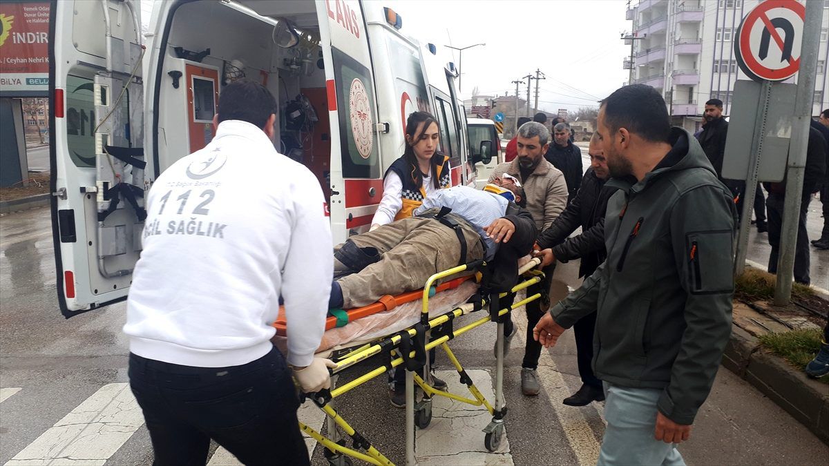 Kahramanmaraş\'ta hafif ticari araç ile otomobil çarpıştı: 2 yaralı