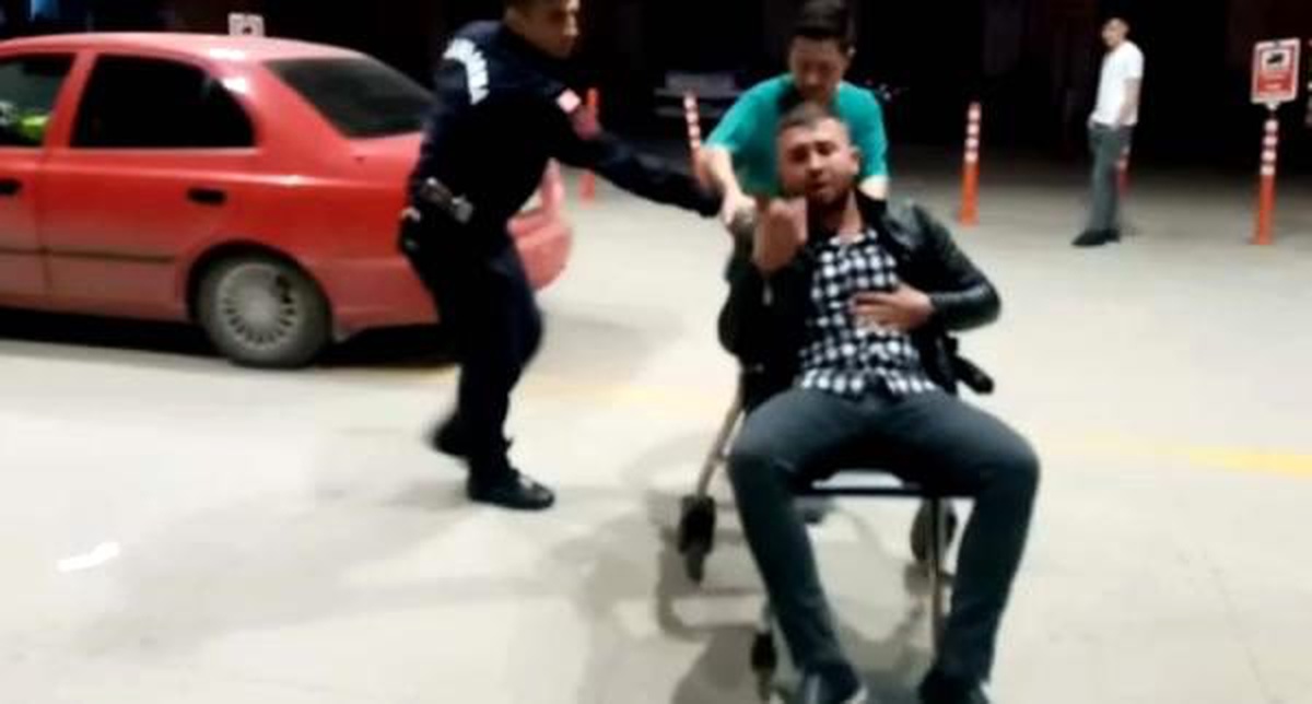 Kalp krizi geçiren sürücüyü, polis aracına binip hastaneye götürdü