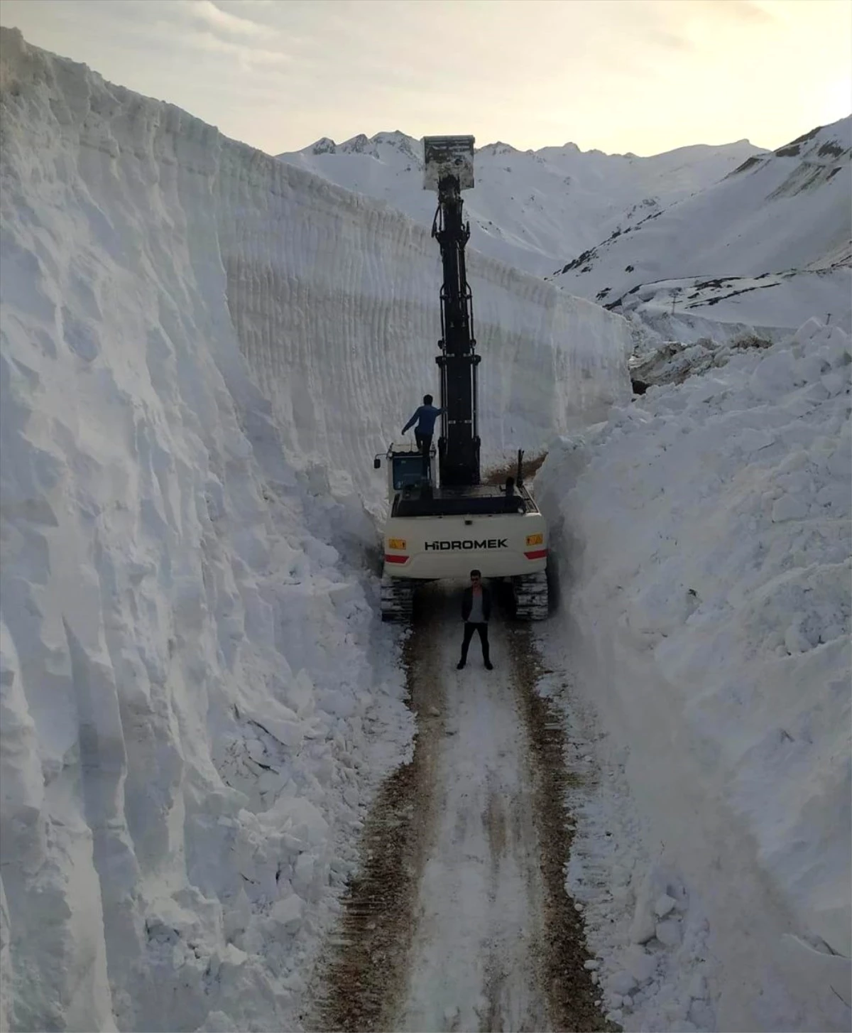 Kar kalınlığının 10 metreyi bulduğu bölgede ekiplerin zorlu mücadelesi