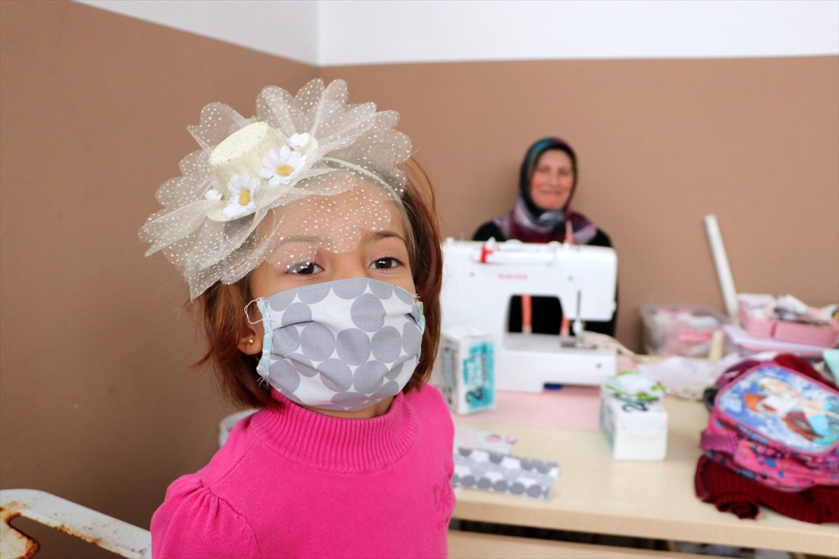 Karaman\'da kursiyerlerin atık kumaştan yaptığı maskeler öğrencilere dağıtıldı