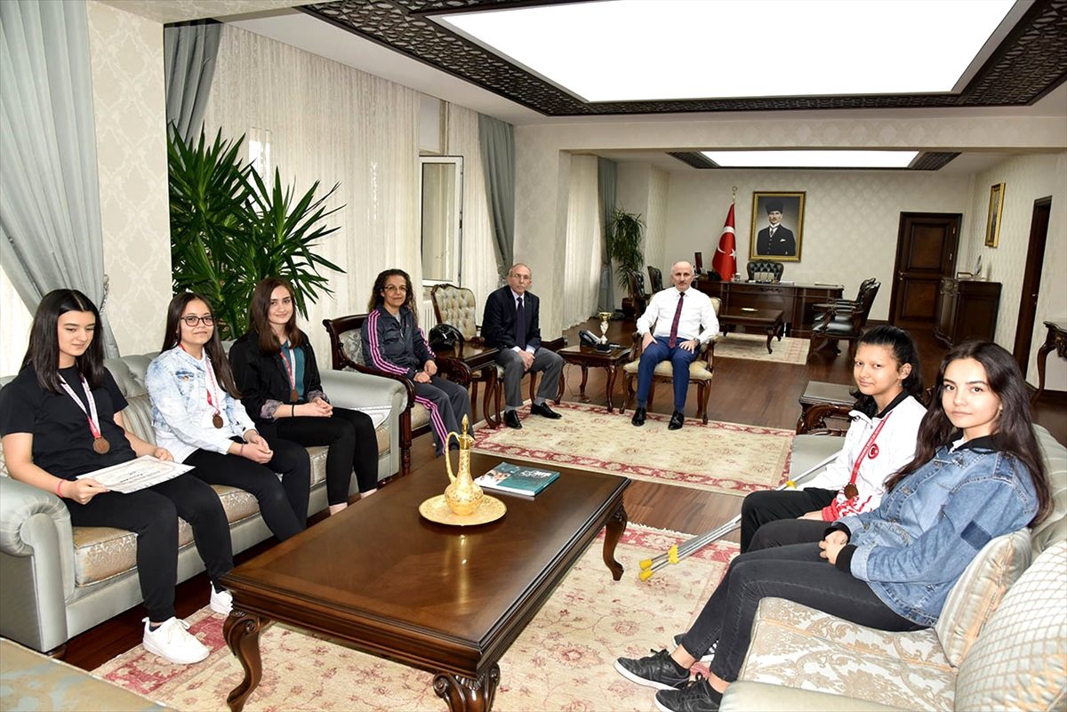 Karaman Valisi Meral\'e sporculardan ziyaret