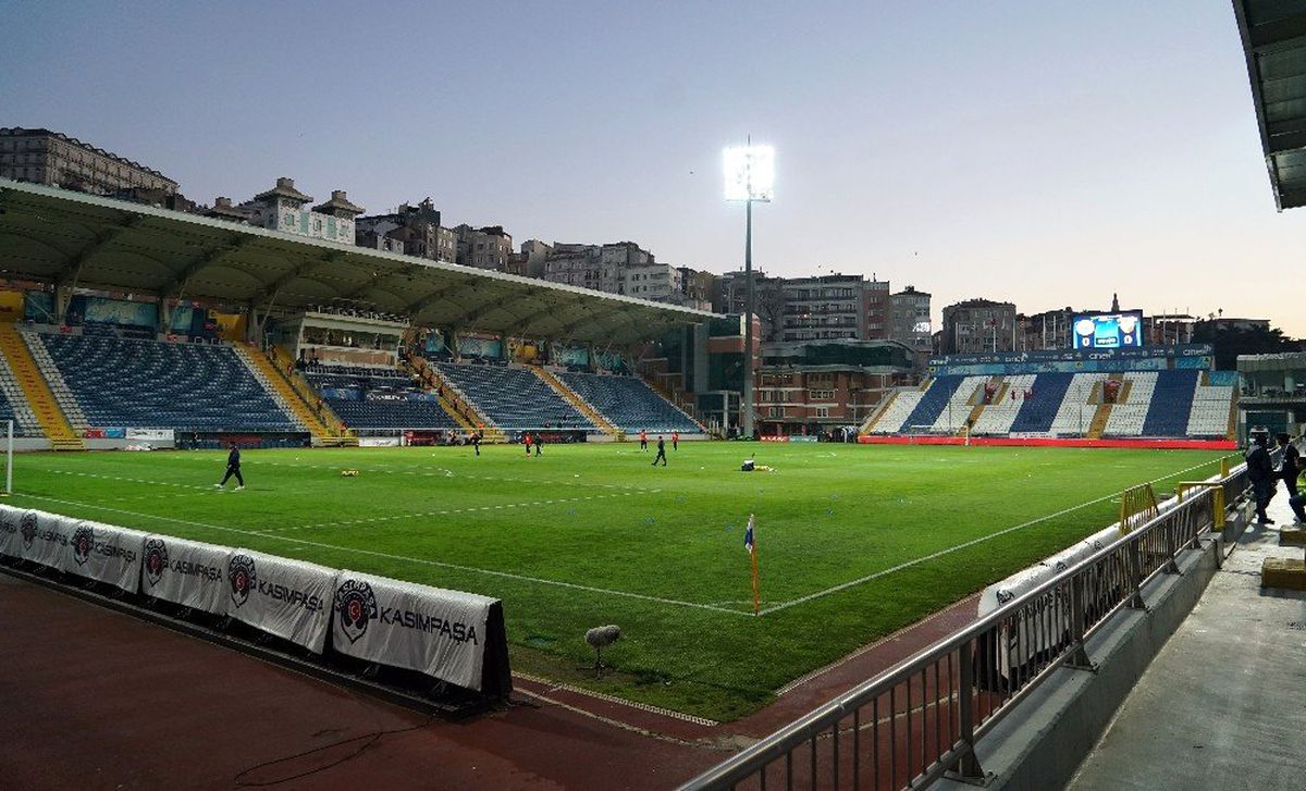 Kasımpaşa - Göztepe maçı seyircisiz oynandı