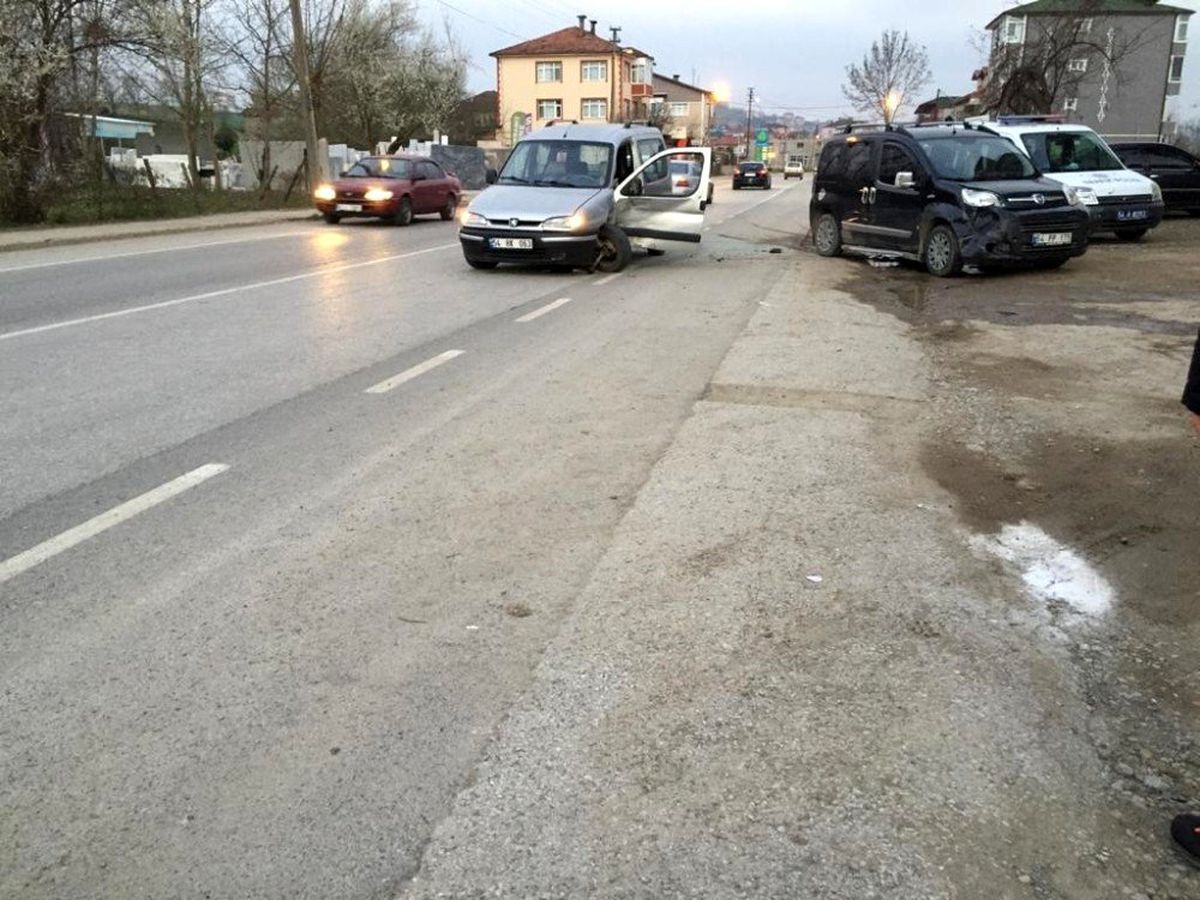 Kaynarca\'da iki araç çarpıştı: 1 yaralı