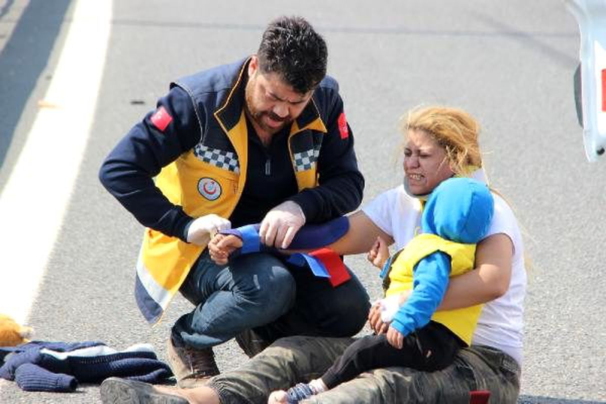 Kazada yaralanan kadın, müdahale sırasında çocuğunu kucağından bırakmadı