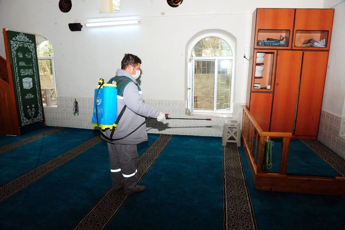 Kemer\'de camiler ve duraklar temizleniyor