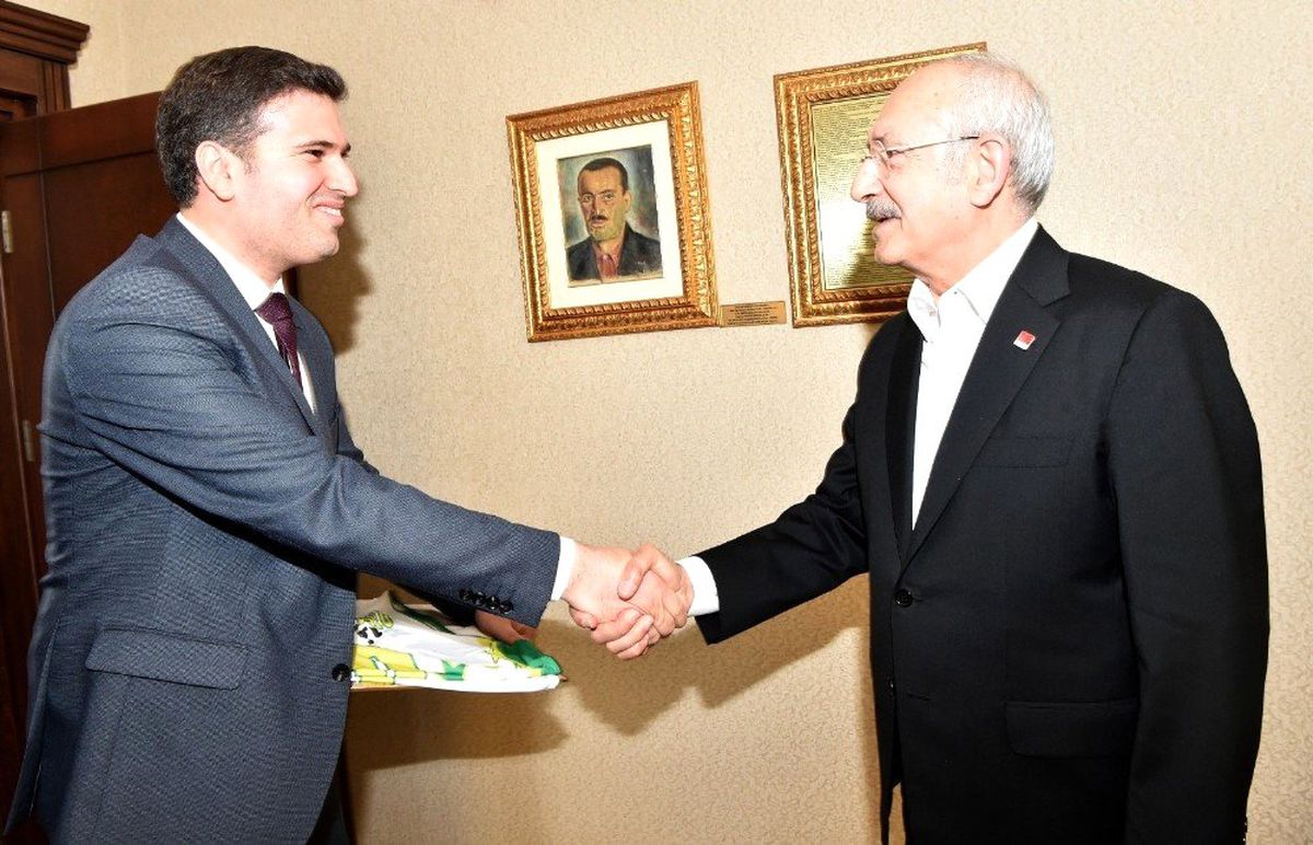 Kılıçdaroğlu\'na Edremit Gürespor forması hediye edildi