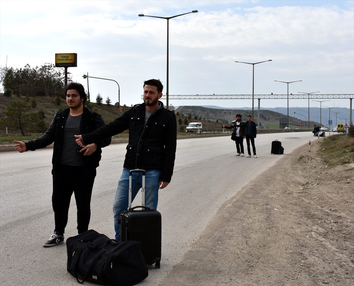 Kırıkkale\'de bilet bulamayan öğrenciler "otostop" yöntemine başvuruyor