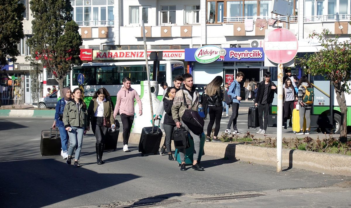 Kırklareli\'nde üniversite öğrencileri otobüs terminalinde yoğunluk oluşturdu