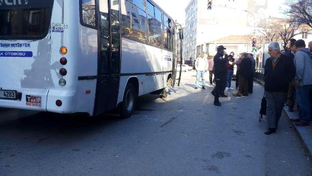 Kocaeli\'nde, halk otobüsünün çarptığı kadın yaralandı