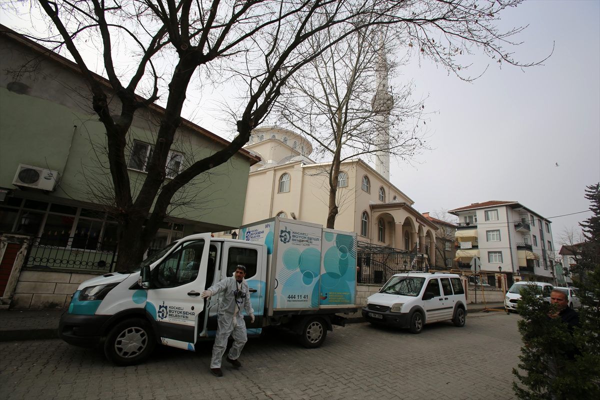 Kocaeli, Sakarya ve Karabük\'te camiler koronavirüse karşı dezenfekte edildi