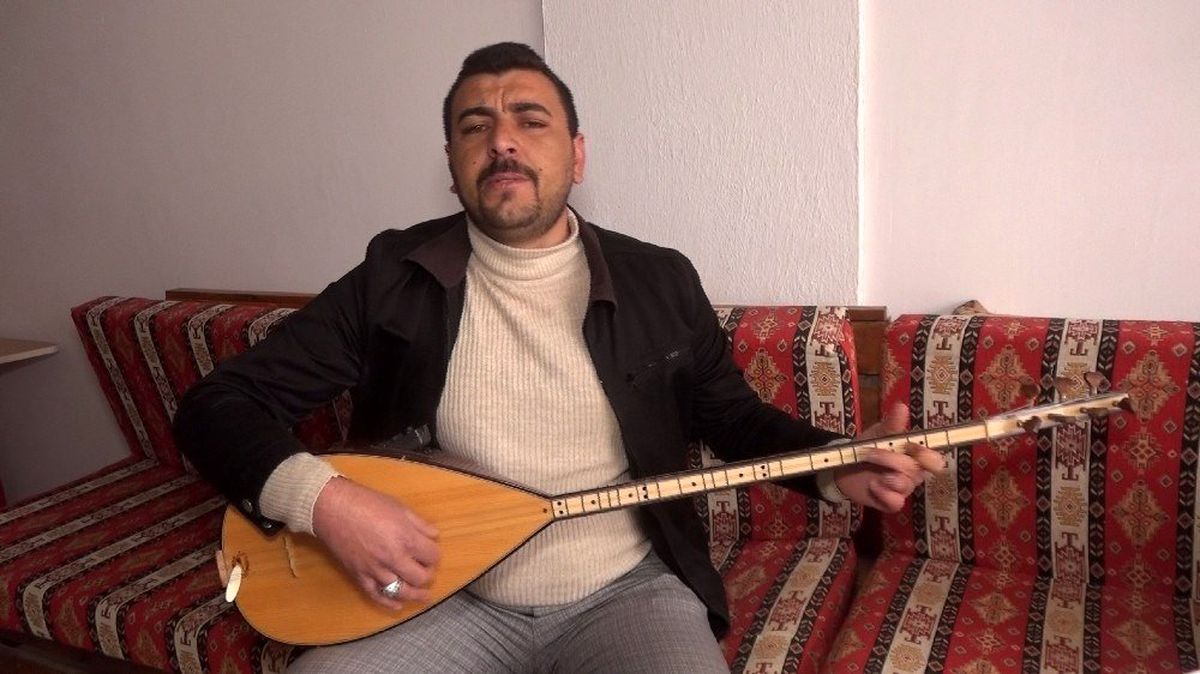 Korona virüse karşı türkü besteledi