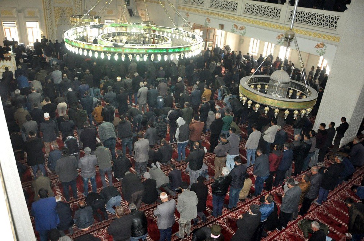 Korona\'ya rağmen cuma namazında saflar doldu
